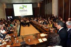 O Governo do Estado vai melhorar e modernizar a infraestrutura tecnológica das 2.100 escolas do Paraná. O governador Beto Richa se reuniu nesta semana, no Palácio Iguaçu, em Curitiba, com diretores, professores e os 32 chefes de núcleos de Educação (NREs) para conversar sobre as necessidades da área de tecnologia da informação na rede estadual.