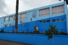 O Colégio Estadual Romário Martins, em Piraquara, Região Metropolitana de Curitiba, está revitalizado. O Programa Mãos Amigas finalizou a pintura dos muros, da fachada, das salas de aula e das paredes externas e internas da escola, além de reparos nos forros e novas instalações elétricas. Tudo para beneficiar cerca de 1,5 mil estudantes dos ensinos fundamental e médio.