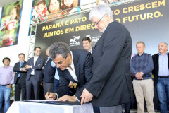 O governador Beto Richa autorizou obras de reformas em sete escolas estaduais de Pato Branco nesta segunda-feira (23). As unidades beneficiadas são os colégios São João, São Roque, Carlos Gomes, Castro Alves, Rui Barbosa, São João Bosco e São Vicente de Paula. “Além de obras estruturais, também vamos modernizar o sistema tecnológico das 2.100 escolas do Paraná”, afirmou Richa.