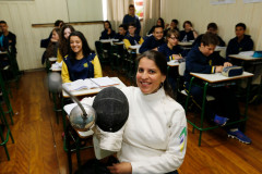 A professora de Ciências Mayssa Mascarenhas Grise Monteiro, da Escola Estadual Ângelo Trevisan, localizada no bairro Santa Felicidade, em Curitiba, fez parte da equipe brasileira feminina de esgrima que conquistou medalha de bronze no início de outubro, no torneio sul-americano da modalidade, realizado em Santiago, no Chile.