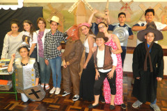Os estudantes do 8° ano do Colégio Estadual São Paulo Apóstolo, em Curitiba, trabalharam ao longo do segundo trimestre a obra “O Engenhoso Fidalgo Dom Quixote de La Mancha”, do escritor espanhol Miguel de Cervantes. A metodologia permitiu aos alunos o aprofundamento na vida e obra do escritor e também em diversos gêneros textuais.