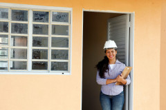 As inscrições para os cursos profissionalizantes da rede estadual de educação do Paraná terminam nesta quarta-feira (08). Interessados devem procurar diretamente um colégio estadual em que o curso de interesse está disponível. A inscrição para os Centros Estaduais de Educação Profissional (CEEP) e para Colégios Agrícolas e Florestal pode ser feita pela internet, na própria página da instituição de ensino. Na foto, aluna do Curso Técnico em Edificações.