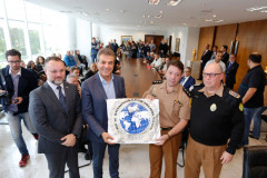 O governador Beto Richa confirmou nesta quarta-feira (08) que Londrina terá a primeira unidade do Colégio da Polícia Militar no Interior do Estado. A escola começará a funcionar já no próximo ano letivo. O anúncio foi feito durante visita de uma comitiva de professores, alunos e representantes da comunidade de Londrina ao Palácio do Iguaçu, em Curitiba.