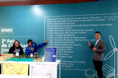 Os estudantes Leandro Ribeiro Farias, 15 anos, e Esley Marcelo dos Santos Borges, 18 anos, do Colégio Estadual Professor Altair da Silva Leme, de Colombo (Região Metropolitana de Curitiba), desenvolveram entre os meses de março e outubro deste ano um projeto científico para produção de energia limpa por meio da captação do vento