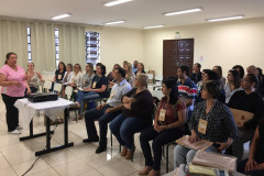 A Secretaria de Estado da Educação reuniu, nesta quarta-feira (22), em Curitiba, os ouvidores que atuam nos 32 Núcleos Regionais de Educação (NREs) para discutir questões técnicas relacionadas às atividades e promover a troca de experiências e informações. Pela manhã, os profissionais participaram de palestras e visita técnica na Controladoria Geral do Estado (CGE).