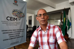 O imigrante cubano Roel Caballero Suarez busca informações no Centro Estadual de Informações para Migrantes, Refugiados e Apátridas do Estado do Paraná.