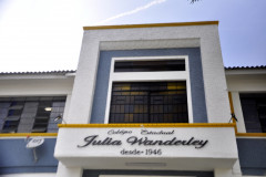 O Colégio Estadual Júlia Wanderley, localizado no bairro Batel, em Curitiba, completou 70 anos. Para marcar a data, a escola inaugurou nesta quinta-feira (30) um memorial em homenagem à professora Júlia Wanderley, que dá nome a instituição de ensino.
