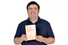 O ensino da disciplina de Filosofia na rede pública estadual ganhou um reforço elaborado por um professor do Paraná. Fabio Antônio Gabriel, professor no Colégio Estadual Rio Branco, em Santo Antônio da Platina (Norte Pioneiro), lançou a obra “A Aula de Filosofia Enquanto Experiência Filosófica”.