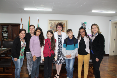 Os estudantes Jemily dos Santos Miranda, Maria Eduarda Rodrigues Fernandes, Natália Vitória de Souza Santos e Kailan Marques Correia, que se destacaram na produção de poemas sobre o tema “voar”, ganharam como prêmio uma viagem de avião a Curitiba, onde conheceram a SEED, a Assembleia Legislativa e pontos turísticos como o Jardim Botânico e a Ópera de Arame.