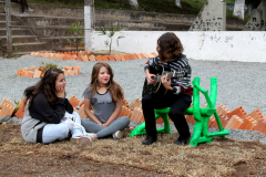 Os alunos do 3° ano do ensino médio do Colégio Estadual Padre Arnaldo Jansen, em São José dos Pinhais (Região Metropolitana de Curitiba) inauguraram este mês a Praça Professora Neusa M. M. Duarte Wons, em homenagem à atual diretora. O projeto tem como objetivo reforçar a identidade dos estudantes e o pertencimento em relação à escola, ofertar um novo espaço de lazer à comunidade, além do protagonismo juvenil e do sentimento de cuidado com o bem público.