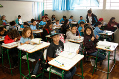 Serão abertas no dia 2 de janeiro de 2018 as inscrições para o Processo Seletivo Simplificado (PSS) da Secretaria de Estado da Educação. Serão selecionados professores, pedagogos, guias intérpretes e tradutores e intérpretes de Língua Brasileira de Sinais. Esses profissionais atuarão nas escolas da rede pública estadual e conveniadas em 2018.