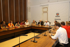 O chefe da Casa Civil Valdir Rossoni se reuniu nesta segunda-feira (18) com representantes da APP-Sindicato para discutir a remuneração dos professores que serão contratados pelo regime PSS no ano que vem. O encontro aconteceu após a invasão do Palácio Iguaçu por sindicalistas e o secretário explicou que não há como aumentar o orçamento da Secretaria Estadual da Educação (SEED).