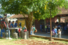 Nesse primeiro dia de aula (08) nas escolas estaduais do Paraná, clima foi de expectativas e tranquilidade para professores, funcionários e familiares.