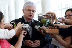 Rossoni explicou que o grupo será criado no âmbito da Secretaria de Estado da Administração e terá representantes do grupo orçamentário da Educação e da APP. "Nenhuma decisão que envolva questões salariais é tomada isoladamente no governo", disse Rossoni.