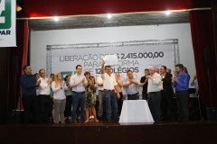 O governador Beto Richa assinou nesta quinta-feira (21) a autorização para início de obras de reforma em 12 colégios estaduais de Foz do Iguaçu, Medianeira, São Miguel do Iguaçu, Missal e Itaipulândia, na região Oeste do Paraná. O investimento soma R$ 2,5 milhões.