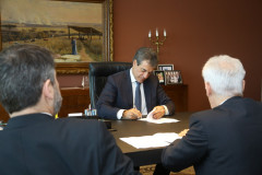 O Governo do Estado antecipou do fim de janeiro para o dia 23 dezembro o pagamento do valor referente ao terço de férias de professores da rede estadual de ensino. O desembolso soma R$ 86,4 milhões para 54.450 pagamentos a servidores.