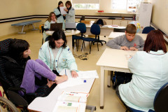 O Serviço de Atendimento à Rede de Escolarização Hospitalar (Sareh), da Secretaria de Estado da Educação, ampliou, em 2017, o número de atendimento de escolarização a estudantes hospitalizados ou que se encontram impossibilitados de frequentar as aulas por motivo de tratamento de saúde. O atendimento educacional é feito em instituições hospitalares conveniadas ou nas residências dos estudantes.