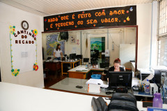 A rede estadual de educação está atendendo pais ou responsáveis por alunos que desejam transferir seus filhos de uma escola estadual para outra dentro da mesma cidade. Caso o estabelecimento de interesse tenha vagas disponíveis, a transferência será feita seguindo os critérios da Secretaria da Educação do Paraná (SEED). Se não houver vagas disponíveis o estudante aguardará uma oportunidade no Cadastro de Espera de Vaga Escolar (CEVE).