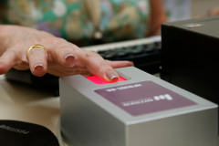 Desde esta segunda-feira (15) está disponível, na Secretaria de Estado da Educação, um computador para que os servidores da pasta façam o cadastro da identidade digital. O registro será feito por meio da confirmação da biometria. O aparelho ficará disponível durante os meses de janeiro e fevereiro, e os servidores que estiverem em férias ou afastados por qualquer motivo poderão fazer o cadastramento no retorno.