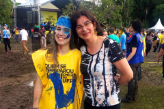 As alunas Thais Buwai Lucif (foto), aprovada em Agronomia, e Gabrieli Kmiecik, em Ciências Contábeis, ambas de 17 anos, estudaram desde os cinco anos no Colégio Estadual Sagrada Família, em Campo Largo (Região Metropolitana de Curitiba). As estudantes destacaram a qualidade de ensino ofertado pela instituição e o apoio dos professores na preparação para as provas.