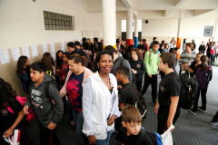 Começou nesta segunda-feira (19) o ano letivo para os mais de um milhão de estudantes da rede estadual de ensino do Paraná. As aulas nas 2,1 mil escolas estaduais iniciaram de forma tranquila em todo o Estado. No Colégio Estadual Paula Gomes, no bairro Santa Quitéria, os pais fizeram questão de acompanhar o primeiro dia de aula dos 570 estudantes.