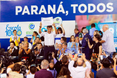 O governador Beto Richa lançou nesta quarta-feira (28), no Palácio Iguaçu, o programa Escola Conectada, que vai modernizar os sistemas de informática dos colégios da rede estadual. Serão investidos R$ 283 milhões para aquisição de equipamentos e melhorias da rede de Internet das escolas.