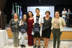 A Secretaria de Estado da Educação entregou nessa segunda-feira (05) o segundo lote de materiais para alunos do 2° ano do ensino médio matriculados nos cursos técnicos do programa MedioTec, do Governo Federal. A entrega foi feita durante a aula inaugural do curso no Colégio Estadual Pedro Macedo, em Curitiba. O programa atende alunos de escolas públicas que cursam as disciplinas normais da grade curricular concomitante à formação técnica.