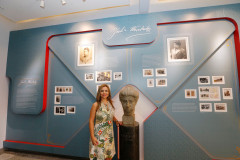 A educação paranaense teve ao longo de sua história mulheres que desempenharam papéis fundamentais na democratização do ensino. Nesse cenário, dois nomes se destacam. Em 1890, a professora Júlia Wanderley liderou um movimento para o ingresso de mulheres no educandário, até então aberto somente para alunos do sexo masculino. Em 1892, Júlia recebeu o título de professora normalista. Na foto, exposição permanente no Colégio Estadual Júlia Wanderley, em Curitiba.