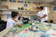 Estudantes dos ensinos fundamental e médio do Colégio Estadual Padre Cláudio Morelli, em Curitiba, são os representantes da rede estadual de ensino do Paraná na etapa nacional do Torneio de Robótica First LEGO League (FLL), que acontece na capital paranaense, de sexta-feira (16) a domingo (18). A competição é organizada no Brasil pelo Departamento Nacional do Serviço Social da Indústria (Sesi).