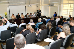 O Governo do Paraná, por meio da Secretaria de Estado da Educação, assinou nessa sexta-feira (16), em Curitiba, o termo de cooperação técnica com 19 municípios para a oferta do Ensino Médio regular e Ensino Médio integrado à educação profissional aos filhos de pequenos agricultores rurais que estudam nas Casas Familiares Rurais (CFR)