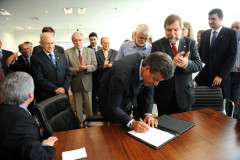 O governador Beto Richa assinou nesta terça-feira (14), no Palácio Iguaçu, em Curitiba, ordens de serviço para a construção, reparos e ampliações em 16 escolas do Estado. O investimento é de R$ 39,8 milhões e vai beneficiar mais de 17 mil alunos da rede estadual de ensino de todas as regiões do Estado.