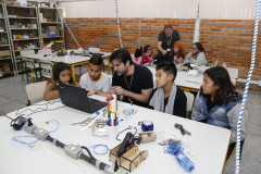 Alunos do Colégio Estadual Livia Micheleto participam no DPTE de curso de robótica. 