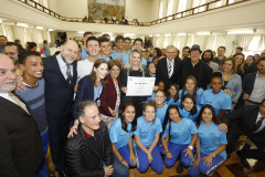 Governadora Cida Borghetti, acompanhada da secretária de Estado da Educação, Lúcia Aparecida Cortez, assina ordem de serviço para obras de melhorias no ginásio de esportes do Colégio Estadual do Paraná