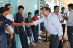 O diretor do Colégio Estadual São Cristóvão, Sebastião Ferreira Filho, contou que aguardava a vinda do secretário para solicitar algumas melhoras no prédio do colégio. “Foi muito importante a visita do Arns, porque ele conheceu a nossa realidade. E o secretário, sendo bem sensível às causas da educação, com certeza nos ajudará”, disse o diretor.