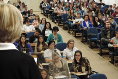 O Núcleo Regional de Educação de Guarapuava realizou nesta terça-feira (24) o 2º Encontro da Organização Estudantil, reunindo grêmios de 27 escolas estaduais da região. Cerca de 150 alunos assistiram a palestras sobre o mundo do trabalho e empreendedorismo, além de participarem de oficinas sobre robótica, fotografia e vídeo, primeiros socorros, nutrição, oratória e física experimental. As atividades foram realizadas na Faculdade Campo Real, em Guarapuava.