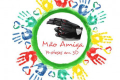Os estudantes do curso técnico em Informática do Colégio Estadual Cristóvão Colombo, do município de Jardim Alegre, no Vale do Ivaí, iniciaram em 2017 o projeto Mão Amiga Prótese em 3D para confeccionar e doar próteses para portadores da Síndrome de Brida Amniótica ou amputação, para crianças e adultos.