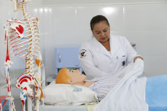Secretaria Estadual de Educação do Paraná; Colégio Estadual Sagrada Familia em Campo Largo, implementação do curso de Enfermagem, com aquisição de livros técnicos e itens para o laboratório, na foto a aluna Leamil da Rocha Ramos. 11-05-18. Foto: Hedeson Alves