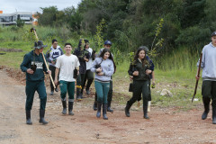 Secretaria Estadual de Educação do Paraná; Alunos do CEEP Newton Freire participão junto com a Sanepar de ação no Rio Timbu, no bairro Jardim Paulista, destribuindo panfletos para os moradores, plantando árvores e coletando água do rio para análise. 25-05-18. Foto: Hedeson Alves