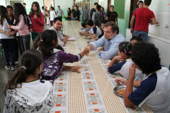 Acompanhado de representantes do Núcleo Regional, Flávio Arns percorreu dez colégios localizados durante esta semana. Foto do Colégio Estadual Gelvira Corrêa Pacheco.