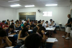 Colégio Estadual Prof.ª Luiza Ross disponibiliza espaço para curso preparatório gratuito para o vestibular. Alunos participam de teste de seleção.