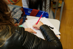 237.342 mil pessoas vão fazer as primeiras provas do Exame Nacional do Ensino Médio (ENEM) neste domingo (4), no Paraná. Os portões abrem ao meio-dia e fecham às 13h em ponto, com as provas começando às 13h 30 min e terminando até as 19h. 