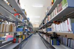 Terminam nesta quarta-feira (14) as inscrições para o aproveitamento de estudos para certificação no Programa de Desenvolvimento Educacional (PDE) da Secretaria da Educação. Podem participar professores efetivos que estão no Nível II e Classe 11 de suas carreiras funcionais, e que possuam titulação de Mestrado, Doutorado ou Pós-Doutorado. <br />
<br />
Na foto, o Centro de Documentação, Pesquisa e Informação Técnica da Secretaria da Educação do Paraná.