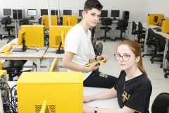 Secretaria Estadual de Educação do Paraná; Colégio Estadual Yvone Pimentel, professores e alunos usam tecnologias para estudar, na foto os alunos Ruan Nicolas Vieira dos Santos e Maria Luiza Kampa Gandin. 13-11-18. Foto: Hedeson Alves