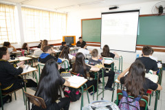 O uso de ambientes e ferramentas virtuais para atividades interativas, aplicação e correções de avaliações, registro de frequência e da hora atividade online transformaram as metodologias de ensino e aprendizagem do Colégio Estadual Yvone Pimentel, de Curitiba. Essa mudança iniciou em 2015 com a adesão da escola ao programa Conectados, da Secretaria de Estado da Educação, e parcerias com a comunidade e entidades privadas.