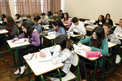 Terminam nesta sexta-feira (30) as rematrículas na rede estadual de ensino do Paraná. Pais ou responsáveis por estudantes já matriculados e que vão ingressar no 7º, 8º ou 9º ano do ensino fundamental, ou 2ª ou 3ª série do ensino médio, devem ir até a escola assinar a rematrícula até esta data.