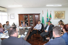 A secretária estadual da Educação, Lucia Cortez, e o futuro secretário Renato Feder, receberam nesta terça-feira a direção da App Sindicato. O objetivo do encontro foi integrar o novo titular da pasta sobre as demandas da categoria.