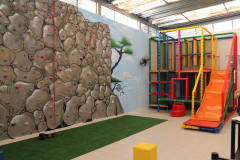 Escola Estadual de Educação Especial Lucy Requião agora conta com um espaço lúdico para atividades pedagógicas interativas e uma parede de escalada. Nesta sexta-feira (14), os estudantes do colégio interpretaram uma Cantata de Natal, que marca o final do ano letivo. 