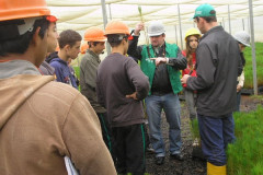 A Secretaria de Estado da Educação (SEED) estabeleceu um termo de cooperação técnica com o Serviço Nacional de Aprendizagem Rural (Senar) para ofertar a alunos do ensino médio que tenham vínculos com a agricultura familiar um curso de contraturno sobre agronegócio por meio do Programa Jovem Agricultor Aprendiz (JAA).