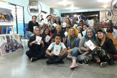 Atividades contribuíram para aproximar a escola dos alunos e combater a evasão escolar. Resultado final é uma exposição fotográfica, um livro e um documentário produzidos inteiramente pelos estudantes. Divulgação CE Emília Buzato.