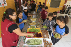 Merenda oferecida aos alunos, no Colégio Estadual Elza Schewder Moro, em São José dos Pinhais.São José dos Pinhais, 02-10-15.Foto: Arnaldo Alves / ANPr.